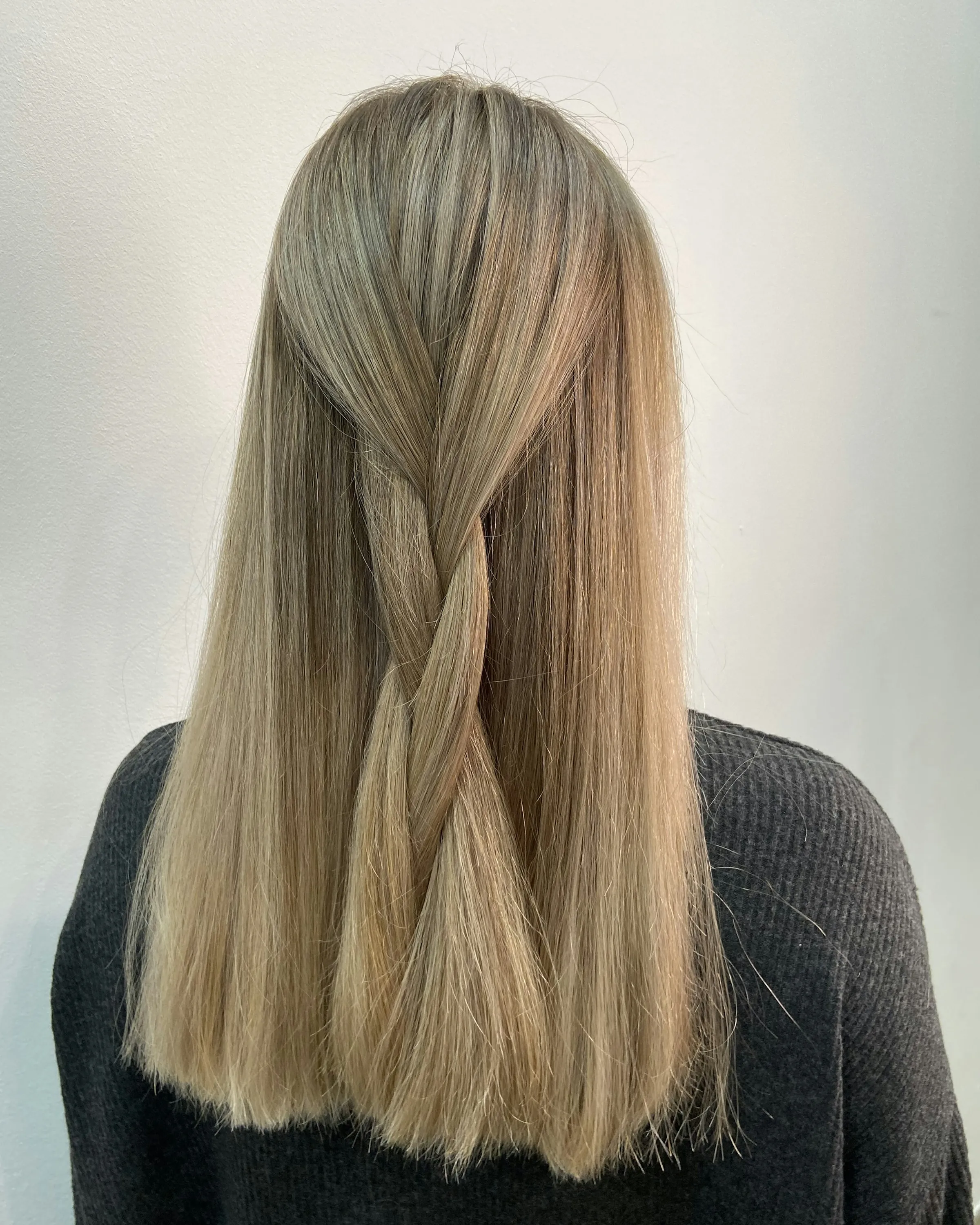 Straight golden blonde hair from behind, before the toner
